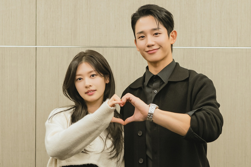 Jung Hae In e Jung So Min mostram a química romântica na primeira leitura do roteiro do novo drama Rom-Com