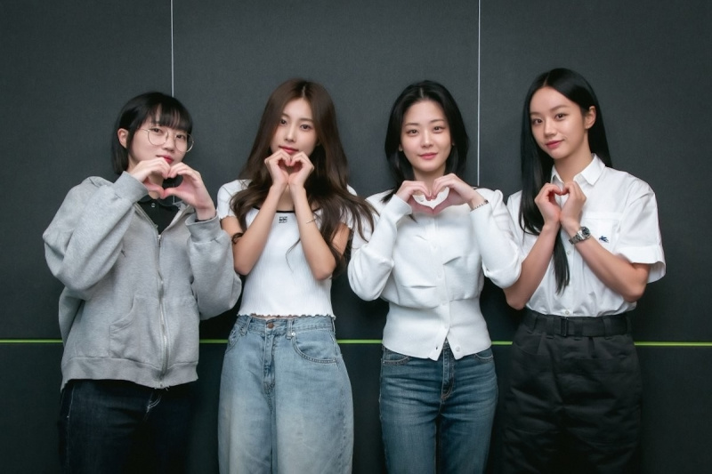 Hyeri, Jung Soo Bin, Kang Hye Won, Oh Woo Ri ve Daha Fazlası Yeni Gizemli Gerilim Dizisinin Senaryo Okumasında Rollerine Daldılar