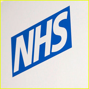 NHS病院で発表された新しいバンクシーのアートワーク。今年後半にオークションにかけられます |バンクシー