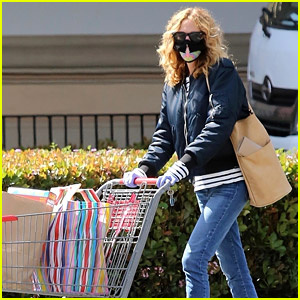 Julia Roberts CVS'de Alışveriş Yaparken Maske ve Eldiven Takıyor