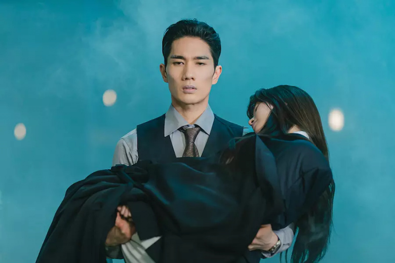 Um Tae Goo и Han Sun Hwa избягват опасна ситуация в „My Sweet Mobster“