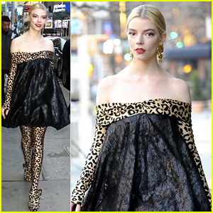 Anya Taylor-Joy 在宣传“EMMA”时穿着豹纹服装。安雅·泰勒·乔伊