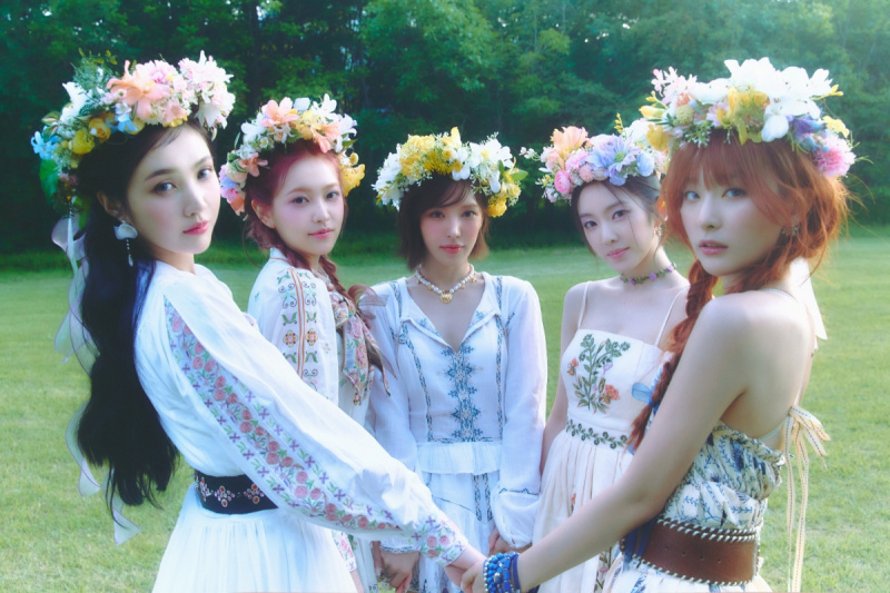 Red Velvet se poprvé dostal do žebříčku Billboard 200 a umělce do 100