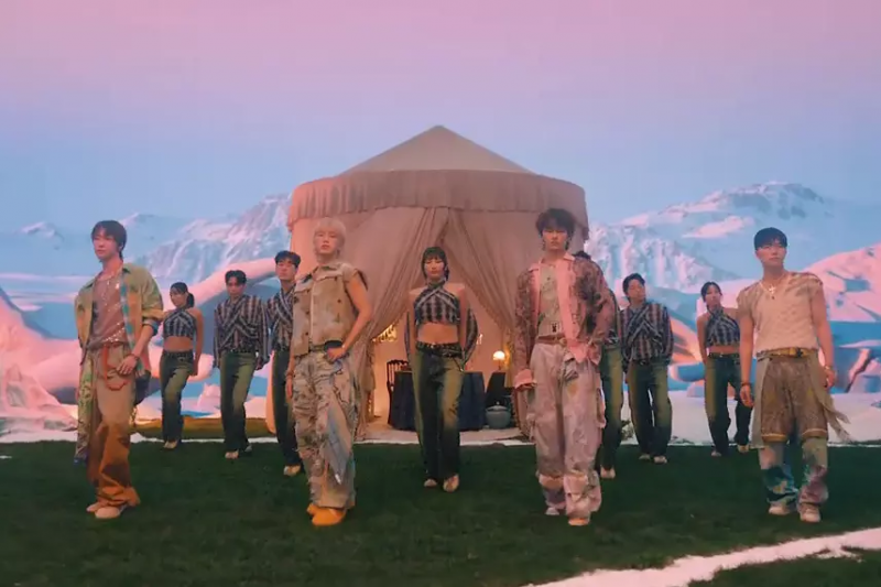 شاهد: فريق أداء SEVENTEEN يلقي 'تعويذة' جذابة في الفيديو الموسيقي الجديد