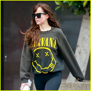 Dakota Johnson Mengenakan Kemeja Nirvana di Latihan Yoganya