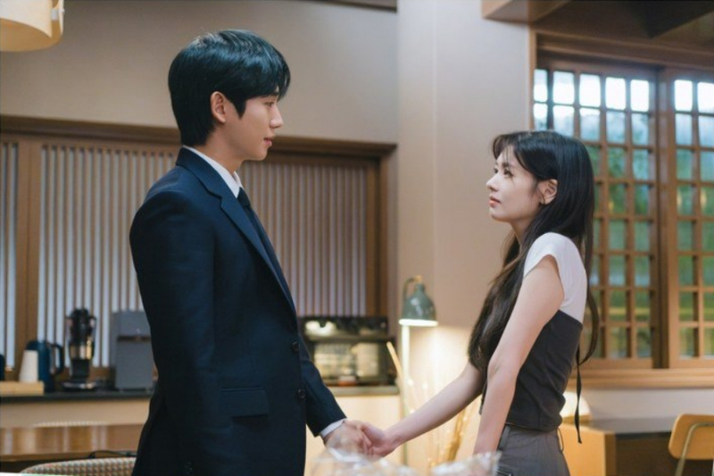 Jung Hae vo filme „Love Next Door“ navrhuje Jungovi So Min