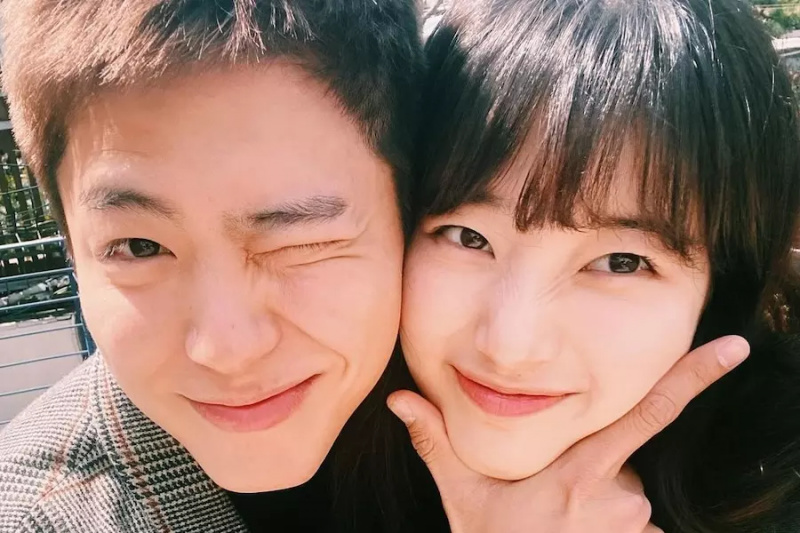 Park Bo Gum i Suzy wzbudzają emocje swoim filmem „Kraina czarów”, robiąc urocze selfie