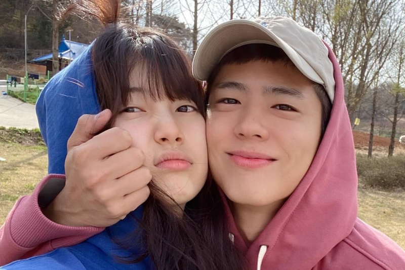 Suzy ja Park Bo Gum poseeraavat yhdessä makeasti tulevaa elokuvaa 'Wonderland' varten
