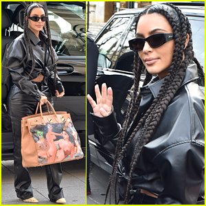 Kim Kardashian luce un look de cuero negro con botas con estampado de piel de serpiente mientras sale de París | kim kardashian