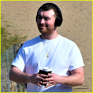 Sam Smith è stato trasformato in un pupazzo con i calzini ed è il loro umore da quarantena | Sam Smith