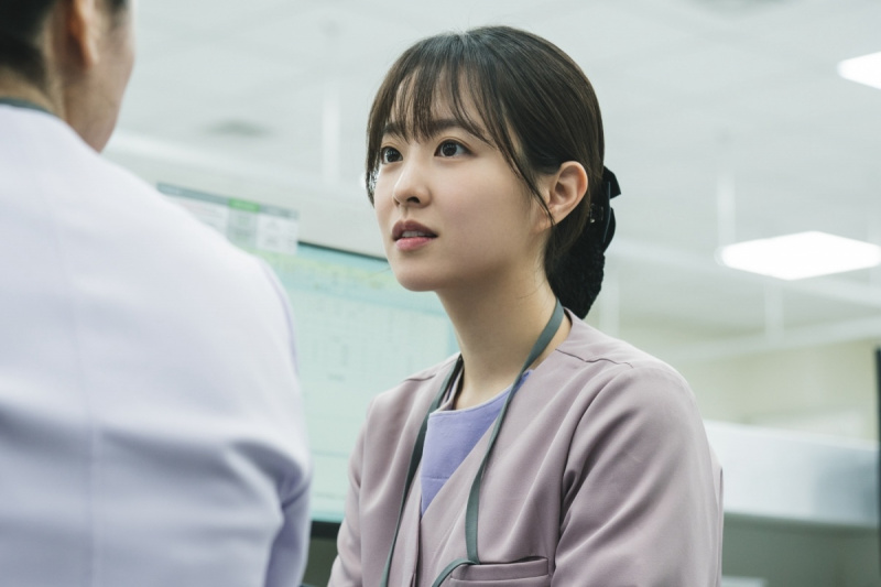 Park Bo Young zmienia się w serdeczną pielęgniarkę na OIOM-ie w nowym dramacie „Light Shop”