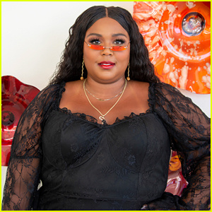Lizzo treedt op bij het zwembad in Mexico in Now Amber Puerto Vallarta! | Lizzo