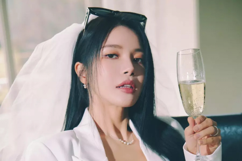দেখুন: MAMAMOO's Solar এপ্রিলের একক প্রত্যাবর্তন ঘোষণা করেছে 'COLOURS' এর জন্য 1ম টিজারের সাথে