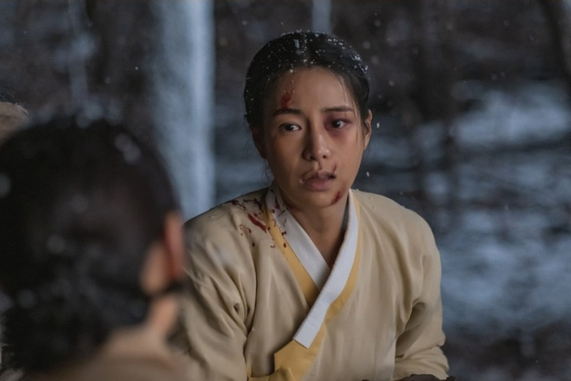 Lim Ji Yeon je otrokyně, která sní o útěku svému násilnickému pánovi v 'The Tale Of Lady Ok'