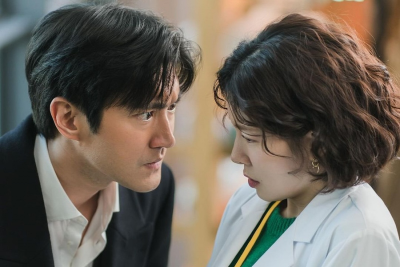 Choi Siwon i Jung In Sun s'apropen per a una conversa secreta al proper drama 'DNA Lover'