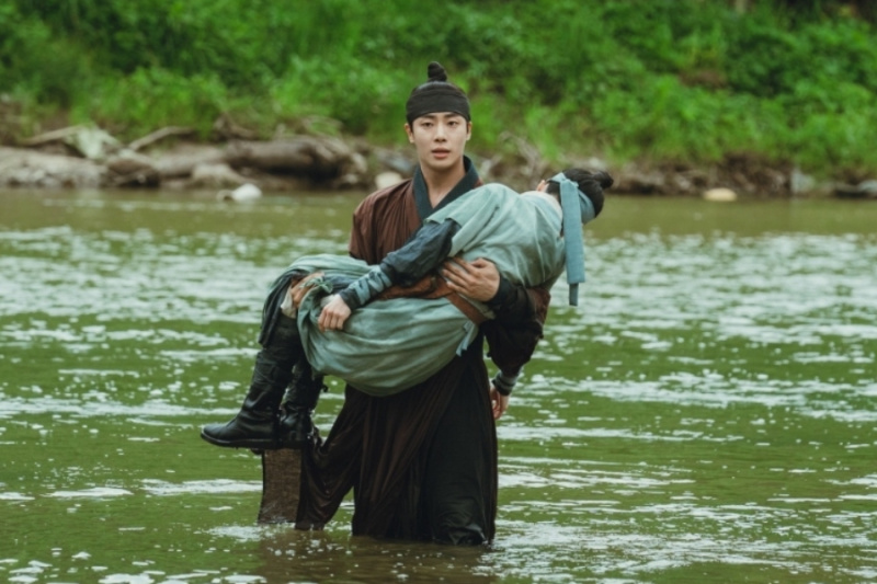 Choo Young Woo spašava Lim Ji Yeon nakon što je pala u vodu u 'The Tale of Lady Ok'