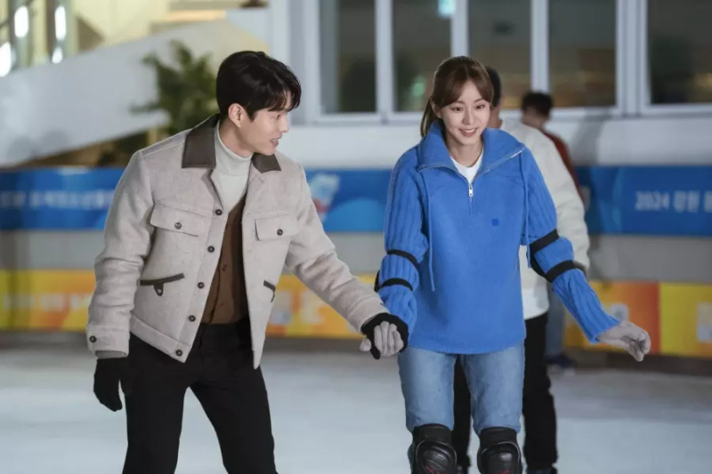   Ha Jun And Uee יוצאים לדייט חמוד בהחלקה על הקרח