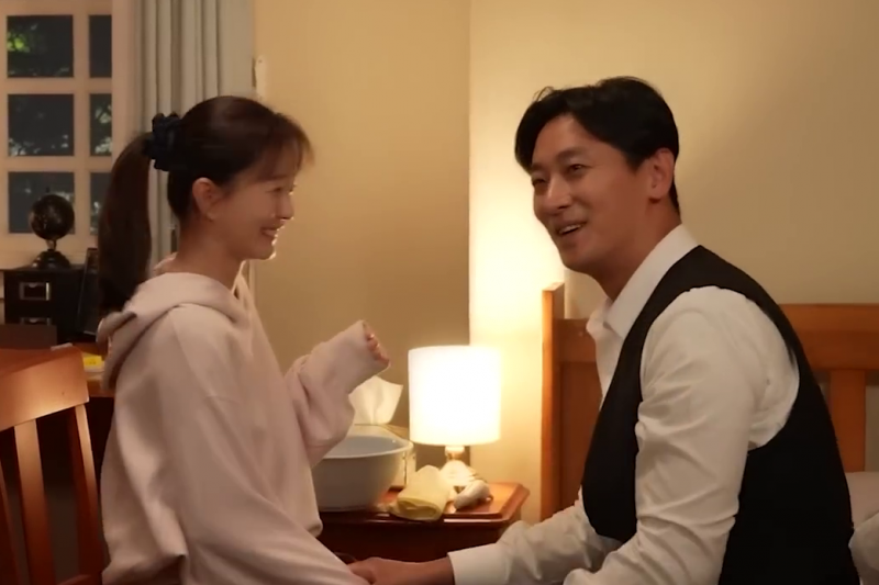 Xem: Jung Yu Mi và Ju Ji Hoon thể hiện sự chuyên nghiệp và phản ứng hóa học vui nhộn trong video Make-Of 'Love Your Enemy'