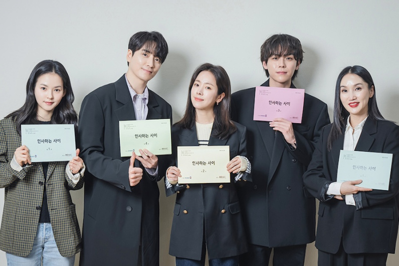 Han Ji Min, Lee Jun Hyuk, Kim Do Hoon, Kim Yoon Hye, dan Lainnya Mengekspresikan Kegembiraan Saat Membaca Naskah Untuk 'Love Scout'