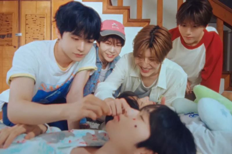 Смотреть: Звезды NCT WISH в собственном летнем фильме на новую песню «Tears Are Falling»