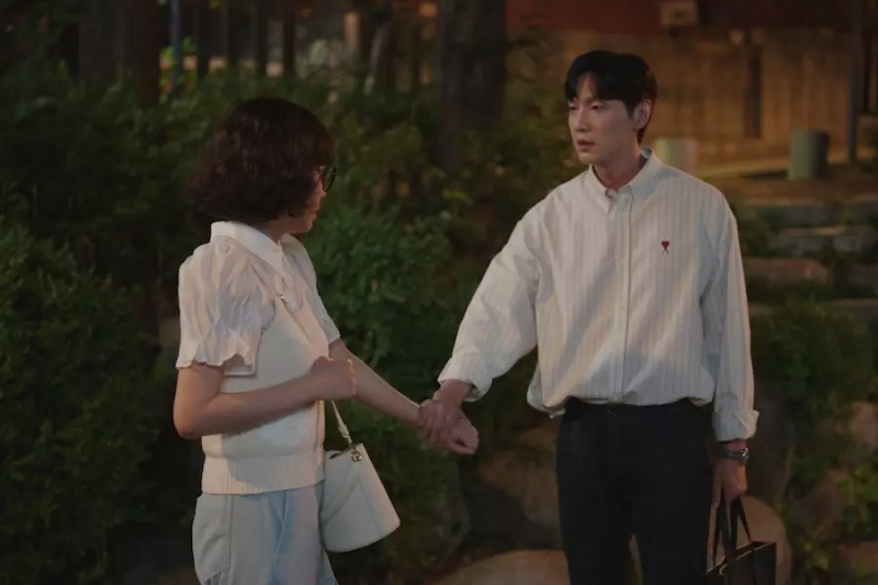 Im Soo Hyang a Ji Hyun Woo si pozdě v noci povídají od srdce ve filmu „Kráska a pan Romantický“