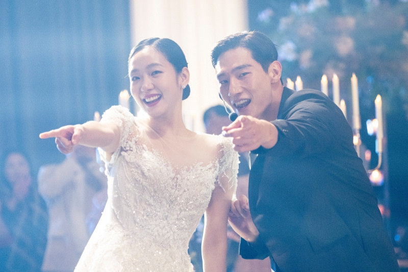 Kim Go Eun és Noh Sang Hyun mosolyog a 'Love In The Big City' kulisszái mögött