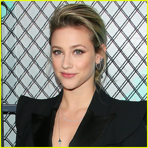 Lili Reinhart sanoo, että koira Milo on 'vähän sekaisin' toipuessaan leikkauksesta | Lili Reinhart