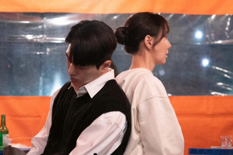 Неочакваното действие на Kim Myung Soo хваща Lee Yoo Young неподготвен в „Dare To Love Me“