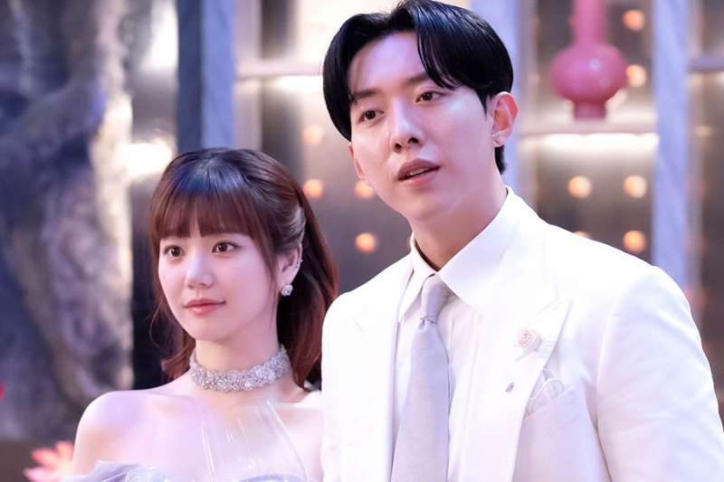 Lee Yoo Bi a Lee Jung Shin zvou darebáky na jejich zásnubní večírek ve filmu „Útěk ze sedmi: Vzkříšení“