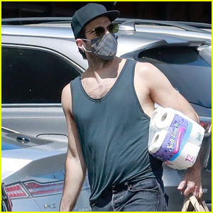 Zachary Quinto trägt Tankshirt, während er sich mit Toilettenpapier eindeckt | Zachary Quinto