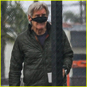 Harrison Ford trekt zijn gezichtsmasker omhoog om zijn koffie te drinken | Harrison Ford