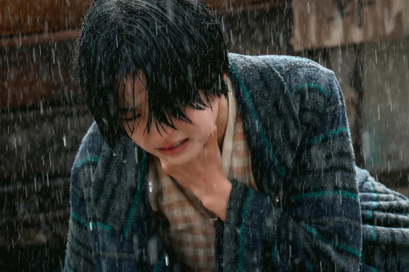 Kim Tae Ri се разпада, хлипайки под дъжда на 'Jeongnyeon: The Star Is Born'