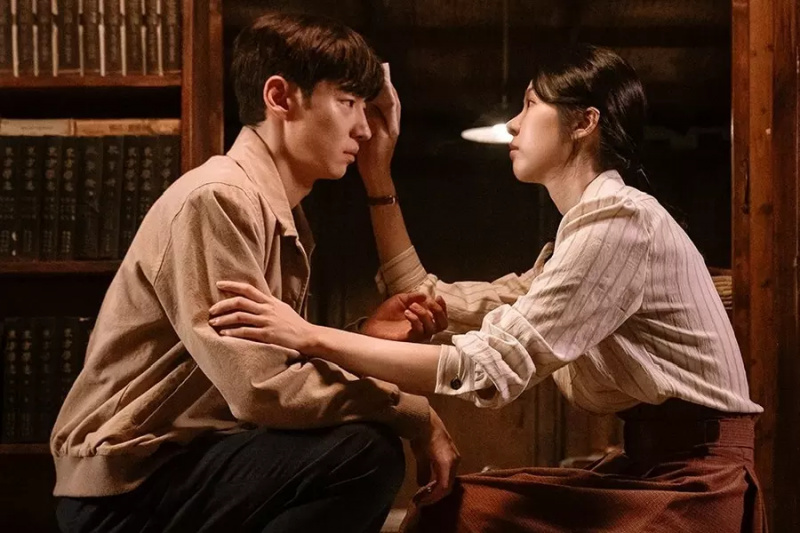 Szikra száll Lee Je Hoon és Seo Eun Soo között az „1958-as főnyomozó” című filmben történt első találkozásuk során