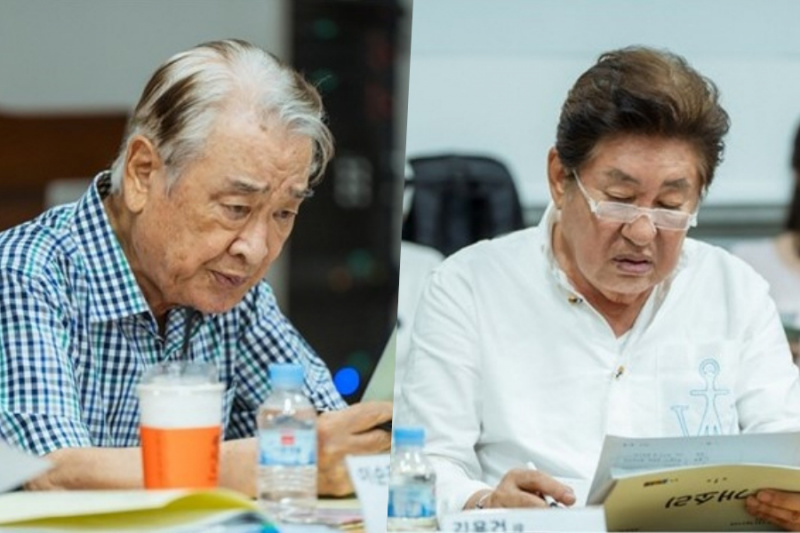 Tonton: Lee Soon Jae dan Kim Yong Gun Memimpin Pemeran Bertabur Bintang Saat Pembacaan Naskah Untuk “Dog Knows Everything”