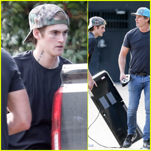 Presley Gerber mostra tatuagem no rosto enquanto ajudava o pai Rande estocar água | Presley Gerber, Rande Gerber