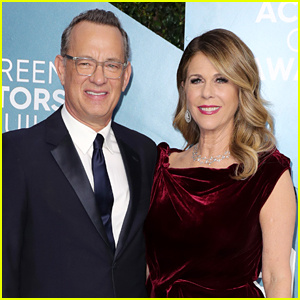 Tom Hanks prohrává v žolíku s manželkou Ritou Wilsonovou během karantény poté, co byl propuštěn z nemocnice