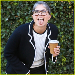 Selma Blair vystrčí jazyk na Paparazzi počas Coffee Run v LA | Ron Carlson, Selma Blair
