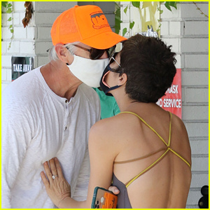Selma Blair & Ron Carlson chia sẻ nụ hôn qua mặt nạ của họ | Ron Carlson, Selma Blair
