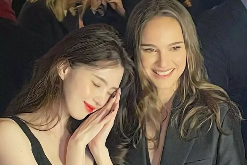 Han So Hee chụp ảnh cùng Natalie Portman tại Tuần lễ thời trang Paris