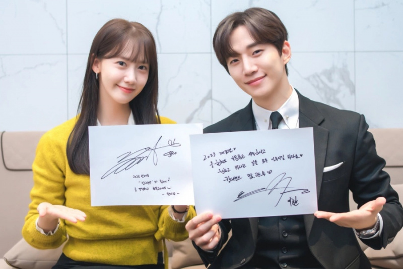 Xem: YoonA và Lee Junho phấn khích cho bộ phim sắp tới của họ “King The Land” với lời chúc mừng năm mới