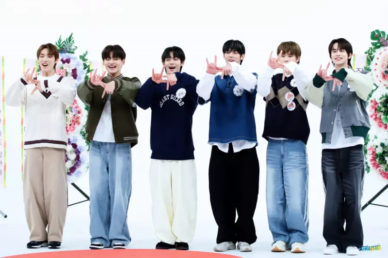 보기: PLEDIS의 신인 보이 그룹 TWS가 '주간 아이돌'에서 SEVENTEEN, aespa 및 BTS에 맞춰 춤을 춥니다.
