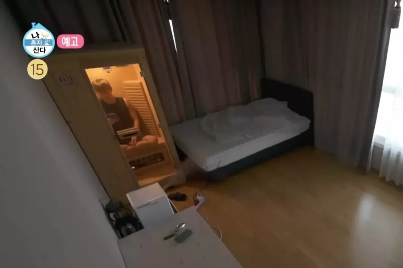 보기: 인피니트 김성규가 '나홀로 집에' 미리보기에서 자신의 집과 침실 내 사우나를 공개합니다.