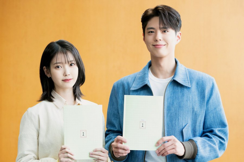 IU, Park Bo Gum và nhiều diễn viên khác đang chuẩn bị cho bộ phim truyền hình sắp tới “Khi cuộc đời trao cho em quả quýt”