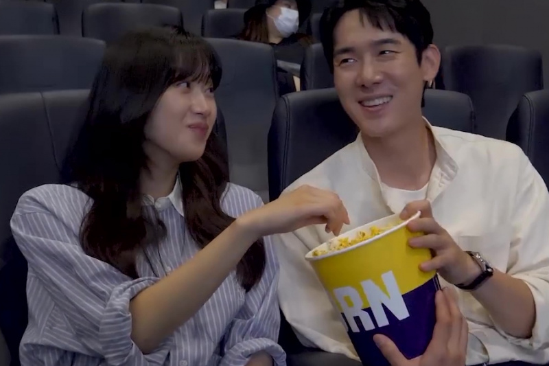 Pogledajte: Yoo Yeon Seok i Moon Ga Young zabavljaju se snimajući scenu za spoj za “The Interest of Love”