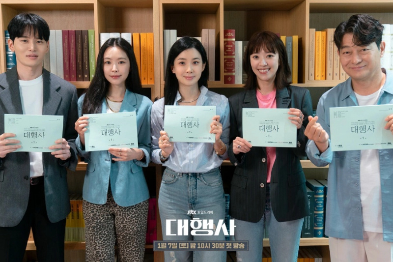 Lee Bo Young, Jo Sung Ha, Son Naeun e altri assistono alla prima lettura del copione per un nuovo dramma