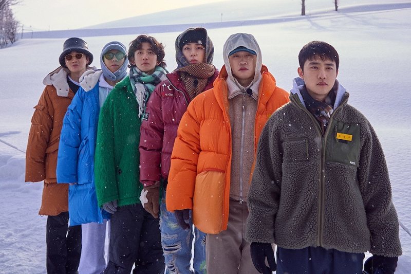EXO 的 D.O.、Zico、Crush、Yang Se Chan、Choi Jung Hoon 和 Lee Yong Jin 在新的综艺节目海报中组成了一个色彩缤纷的阵容
