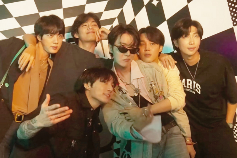 Panoorin: Ang J-Hope ng BTS ay Handa Para sa Spotlight Sa Trailer Para sa Dokumentaryo na 'J-Hope In The Box'