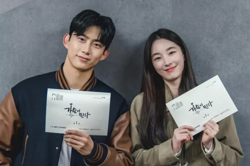 Bekijk: 14.00 uur Taecyeon, Won Ji An en meer beschrijven hun rol in Vampire Romance Drama bij eerste scriptlezing
