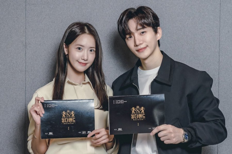 YoonA, Lee Junho y más miembros del elenco se preparan para el estreno del próximo drama “King The Land”