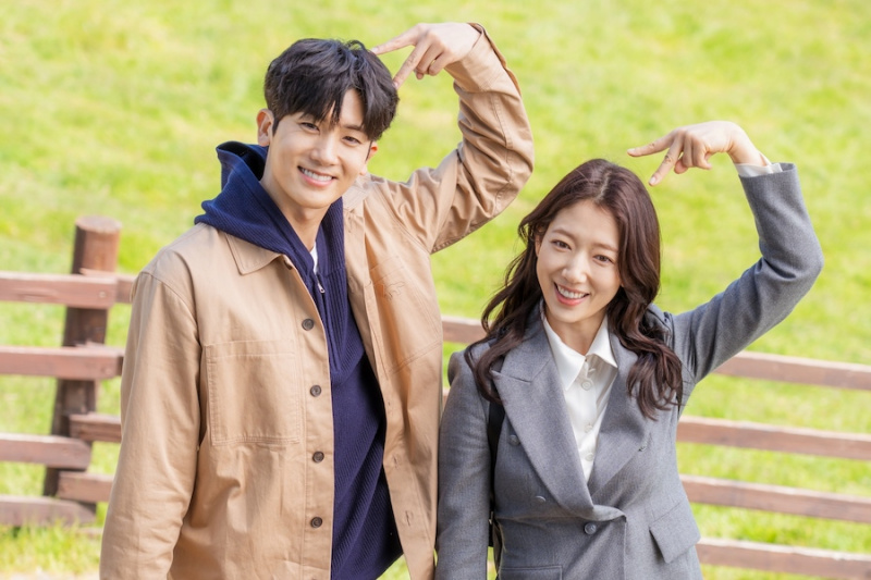 La química de Park Hyung Sik y Park Shin Hye brilla en fotos detrás de cámaras de “Doctor Slump”